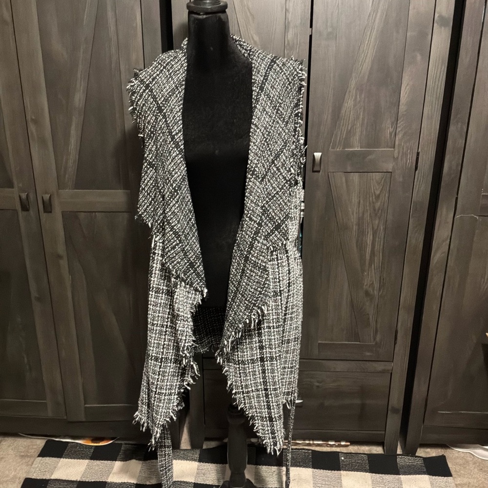 SHEIN Black and White Textured Knit Vest